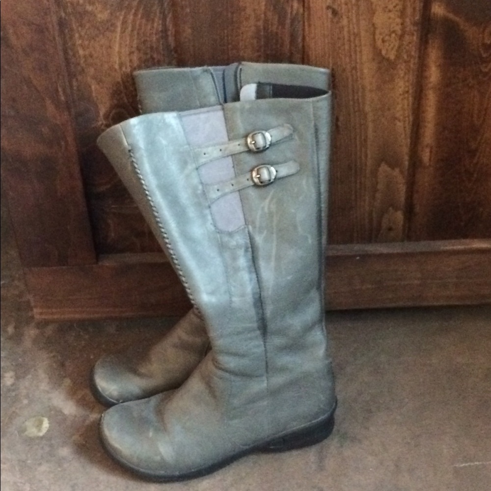Keen grey leather boots